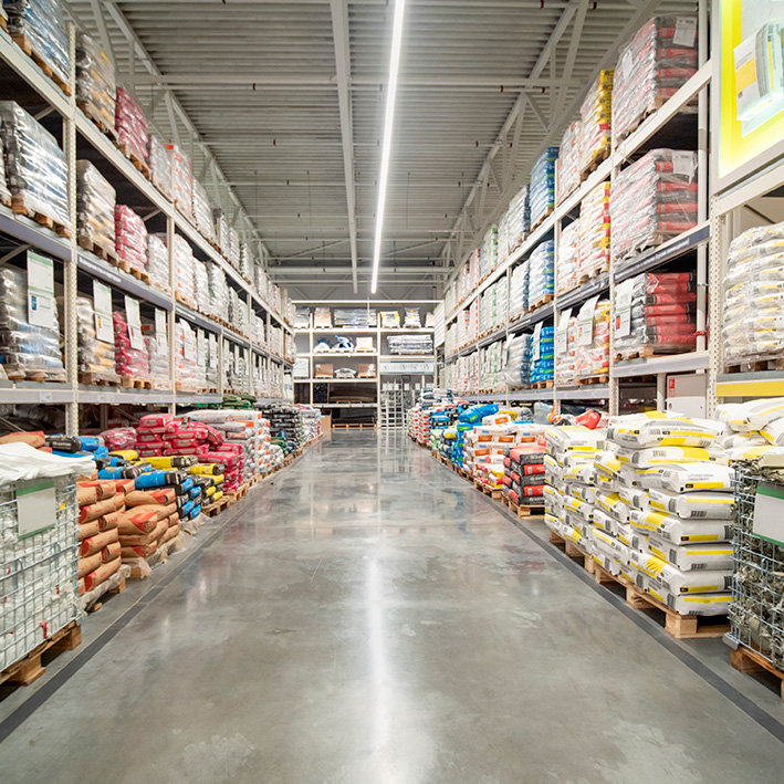 Almacén de materiales de construcción con estanterías llenas.